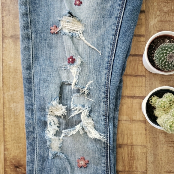 Lucky Brand High Rise Embroidered Denim - Picture 7 of 14